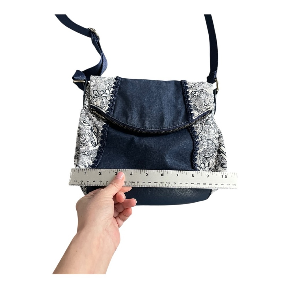 Sakroots crossbody bag with adjustable strap - Picture 15 of 16